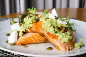 Salmón a la plancha con guacamole, queso feta y semillas de calabaza