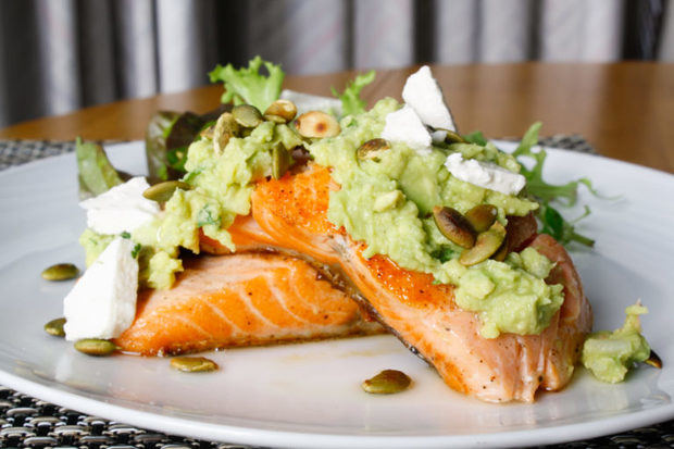 Salmón con guacamole y queso feta.