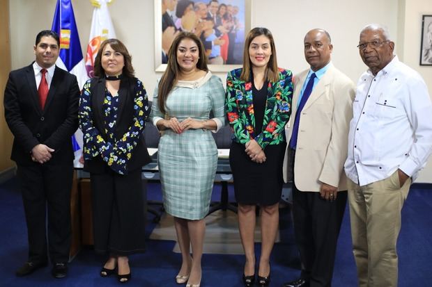 Samir Saba, Emelyn Baldera, la ministra de la Juventud Robiamny Balccer, Y ljuly Pimentel.