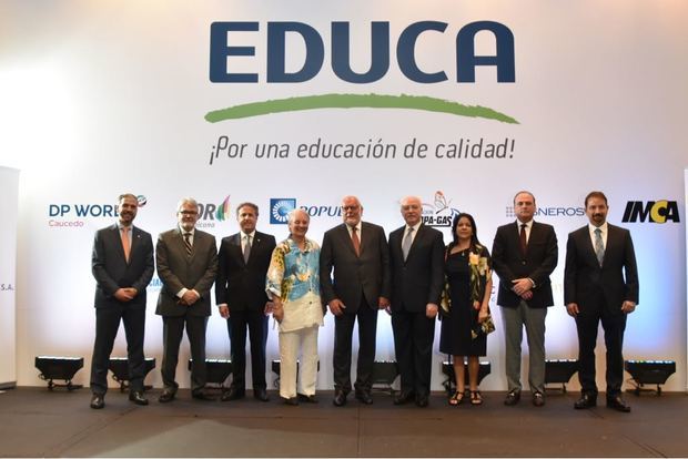 Samuel Conde,  presidente de Educa, junto a los demás integrantes del consejo, Pedro Esteva,  Gustavo Ariza, William Phelan, Alejandro Peña Prieto, Rosa Margarita Bonetti Alejandro Peña.