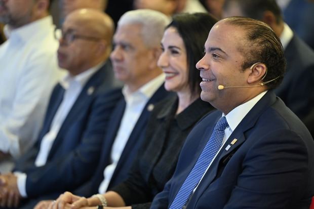  Estuvieron presentes ministros y funcionarios de diversas áreas del gobierno