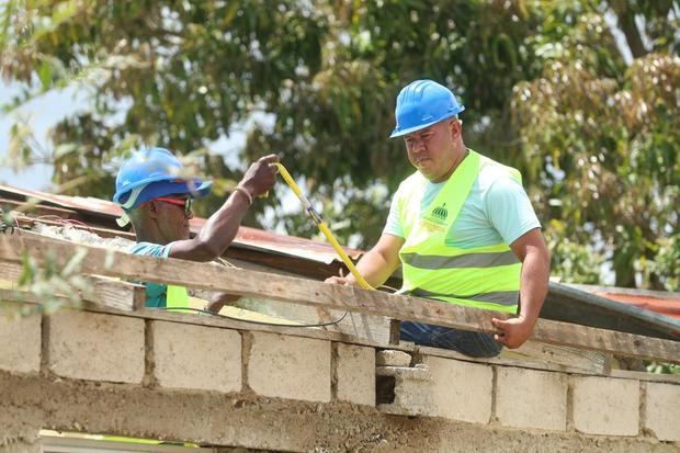 El mandatario exhortó a los comunitarios a construir sus hogares en zonas más seguras.