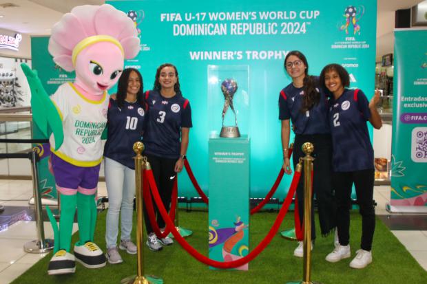 Santiago recibe con entusiasmo el trofeo del Mundial Sub-17