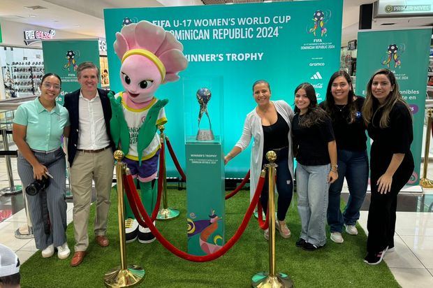 Santiago recibe con entusiasmo el trofeo del Mundial Sub-17.