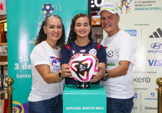 Santiago recibe con entusiasmo el trofeo del Mundial Sub-17