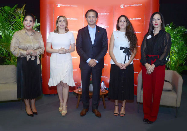Julia Muñiz Suberví, Gloria Reyes, Juan Tomas Díaz, Alba Rodríguez y Carmina Peña.