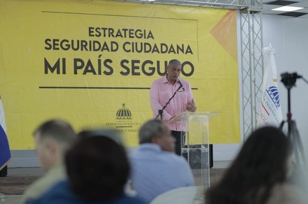 Jesús Vásquez Martínez, se dirige a los presentes en la presentación del programa De Vuelta Al Barrio.