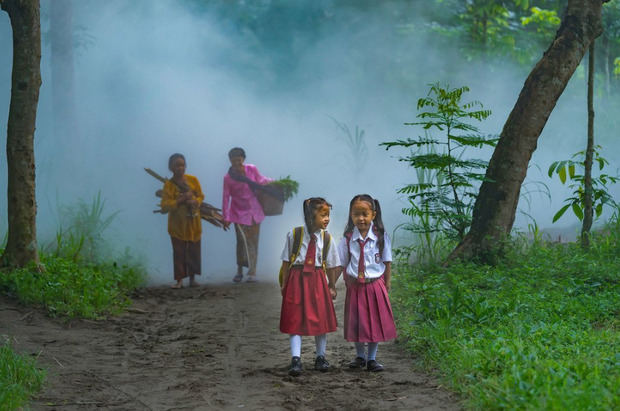 Dos niñas en un bosque de indonesia.