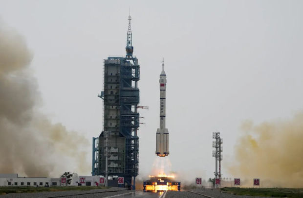 Un cohete Gran Marcha con una tripulación de astronautas chinos en una nave espacial Shenzhou-16.
