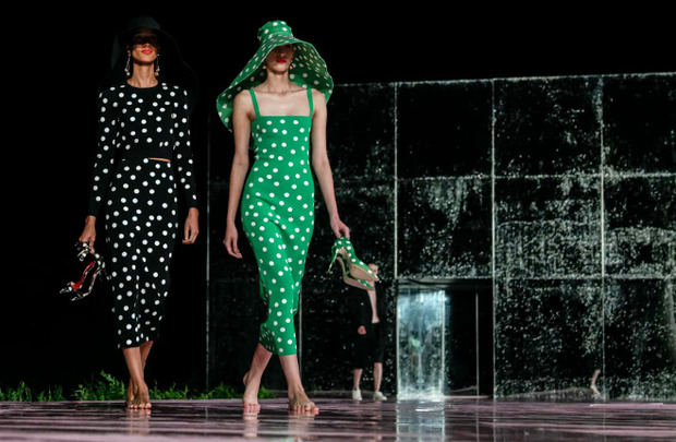 Modelos lucen creaciones de Carolina Herrera, en un desfile al aire libre que sufrió por las lluvias que cayeron en Río de Janeiro.