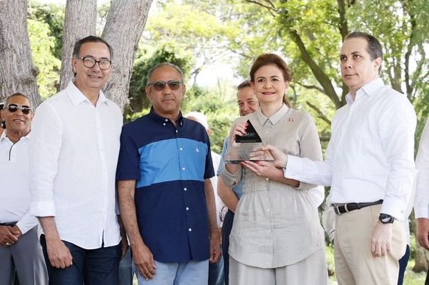 La Asociación de Comerciantes e Industriales (ACIS) rindió un homenaje de reconocimiento a la vicepresidenta de la República, Raquel Peña.