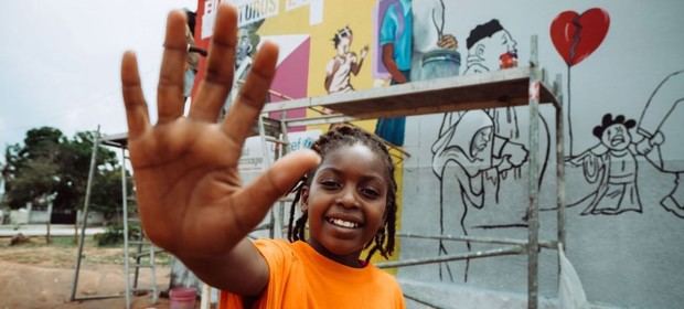 En la provincia mozambiqueña de Nampula, unos niños pintan un mural que pone de relieve el impacto negativo del matrimonio infantil.