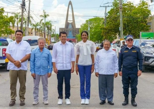 Ministro de Turismo, David Collado con autoridades de la provincia La Altagracia.