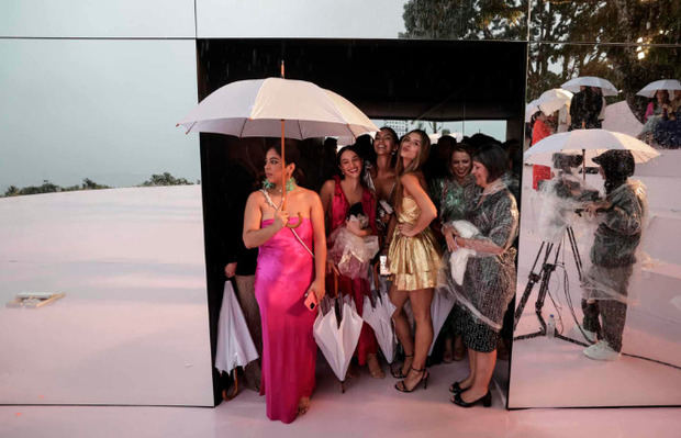 Modelos lucen creaciones de Carolina Herrera, en un desfile al aire libre.