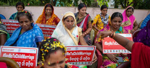 Activistas comunitarios del estado indio de Odisha ponen de relieve los peligros del matrimonio infantil.