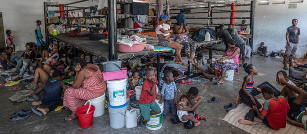 Población desplazada albergada en una arena de boxeo en el centro de Puerto Príncipe tras huir de la violencia en sus barrios en agosto de 2023.