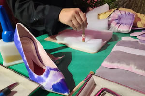 Roger Vivier reinterpreta sus zapatos más clásicos en una explosión de color