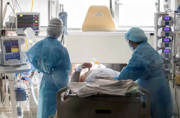 Enfermeras atienden a un paciente de COVID-19 en un hospital.