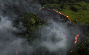 Fotografía aérea muestra, el 7 de septiembre de 2023, uno de los incendios causados en la selva amazónica, en el municipio de Manaquiri cerca a Manaos, estado de Amazonas (Brasil).