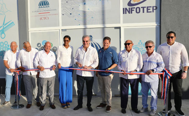 El presidente Abinader también inauguró el Centro Tecnológico Comunitario (CTC), en San Rafael del Yuma, con una inversión de más de RD 20 millones.