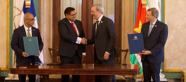 Los presidentes de Surinam, Chandrikapersad Santokhi (c i) y de República Dominicana, Luis Abinader (cd). En la esquina derecha, el ministro de Exteriores dominicano, Roberto Álbarez y en el izquierdo, el de Surinam, Albert R. Ramdin.