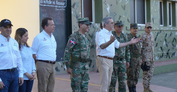Presidente Abinader junto a los cuerpos militares. 