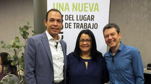 César Cordero, Yolanda del Rosario y Mauricio Piñol, en el desayuno conferencia.