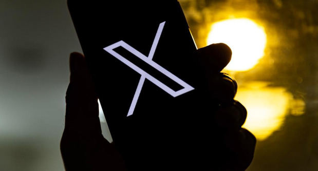 Vista de la pantalla de un teléfono móvil en la que se ve el logo de la red social 'X', en una fotografía de archivo.