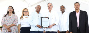 Presidente Abinader entrega más 800 títulos de propiedad en Guayabal, Azua