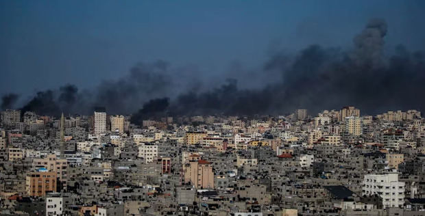 El humo se eleva desde el puerto de Gaza tras un ataque aéreo israelí, en la ciudad de Gaza.