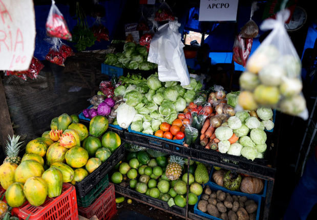Puesto de venta de frutas y vegetales, en un mercado.