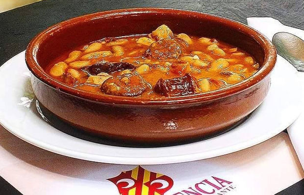 La tradición culinaria española, sus aromas y sabores tienen su particular embajada en los fogones de Casa Mencía.