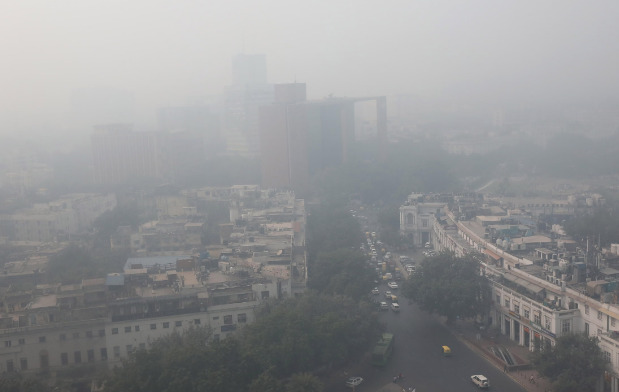Vista de archivo de los edificios envueltos por una neblina de contaminación en Nueva Delhi, India.