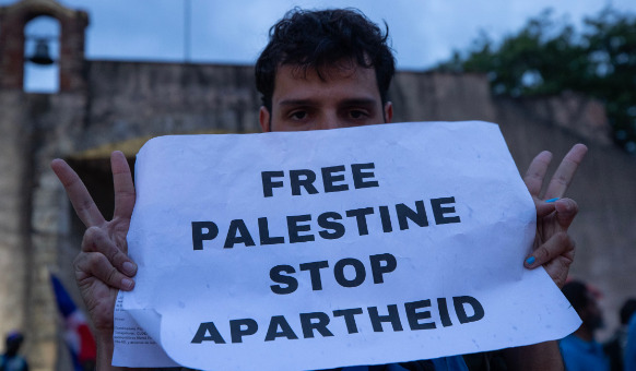 Personas se manifiestan en apoyo a Palestina hoy, en el parque Independencia.