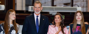 Los reyes Felipe VI (2i) y Letizia (2d), junto a la princesa Leonor (i) y la infanta Sofía (d), a su llegada al Concierto Premios Princesa de Asturias.