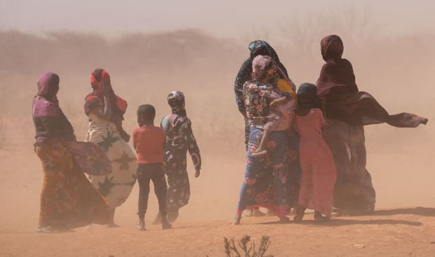 Mujeres y niños en medio de una tormenta de arena en la región Somali de Etiopía.