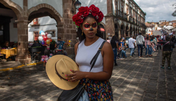 Una mujer con maquillaje de Día de los Muertos, pasea en el pueblo de Patzcuaro, estado de Michoacán (México).