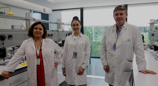 El director de Servicios de Global Omnium, Juan Francisco Maestre, la responsable de Desarrollo del Departamento de Microbiología, Guadalupe Sastre (i), y la responsable de Innovación en el laboratorio Gamaser de Global Omnium, Ester Méndez.