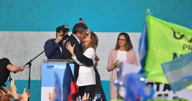 El candidato presidencial Sergio Massa habla tras conocerse los resultados de la primera vuelta de las elecciones argentinas.