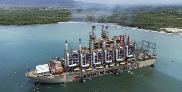 Una de las barcazas de generación eléctrica ubicadas en aguas del Puerto Viejo de Azua.