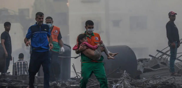Un palestino carga a una niña herida tras recuperarla de los escombros de una zona destruida tras los ataques aéreos israelíes.
