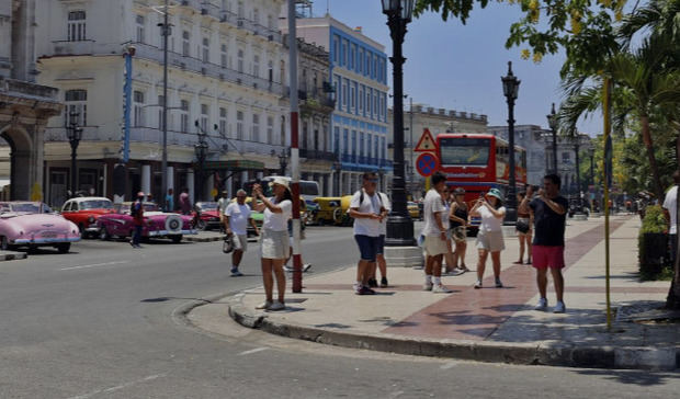 Turistas extranjeros al recorrer las calles céntricas de la Habana (Cuba).