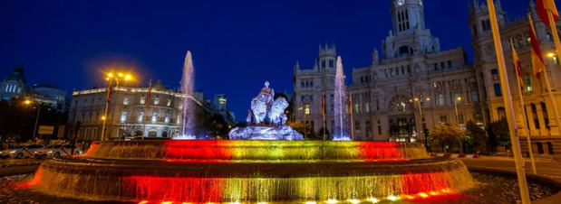 Iluminación de la fuente de Cibeles con motivo del acto de jura de la Constitución de la princesa Leonor que tendrá lugar hoy martes en Madrid.