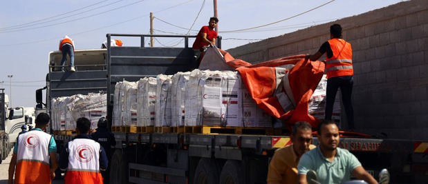 Camiones con ayuda humanitaria se preparan para entrar en Gaza a través de Rafah.