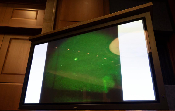 Vista de una pantalla donde se registra lo que parece ser ovnis o fenómenos aéreos no identificados.