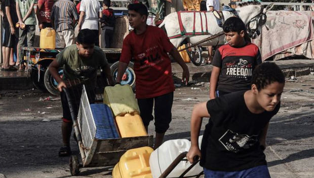 Unos niños recogen agua en la ciudad de Khan Younis, en el sur de la Franja de Gaza.