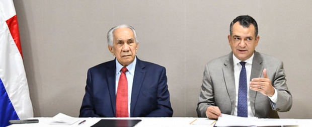 Director ejecutivo del CONAPE, José García Ramírez y presidente de la JCE, Román Andrés Jáquez Liranzo.