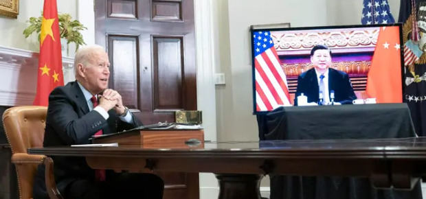 El presidente de EE.UU., Joe Biden, durante una reunión virtual con su homólogo de China, Xi Jinping, en una fotografía de archivo.