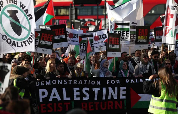 Imagen de participantes en la marcha pro-palestina en Londres, Gran Bretaña.