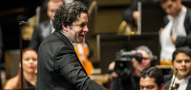 Director venezolano de orquesta Gustavo Dudamel (2i), durante un concierto con la Filarmónica de París.
